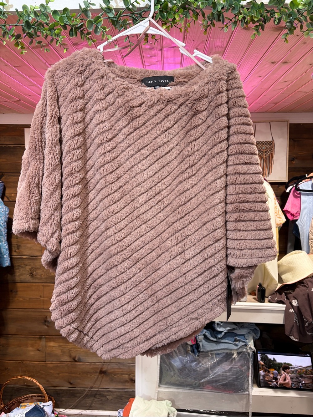 Mauve nwt Black Rivet Plush Taupe Diagonal Rib poncho faux fur